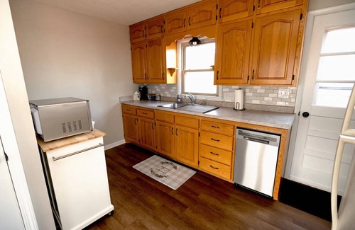Jefferson City Maison | 2BD, 1BA Home. 5-10 Minutes to ANYWHERE in JCMO!