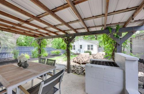 Earlewood Maison | 2BD 2BA Bungalow Beautiful Backyard Grill