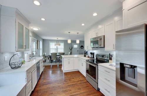 Earlewood Maison | 2BD 2BA Upscale Bungalow - Beautiful Yard​ + Grill