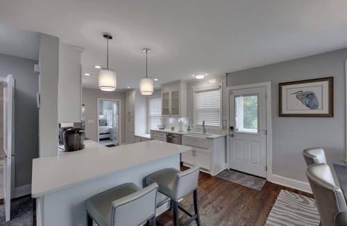 Earlewood Maison | 2BD 2BA Upscale Bungalow - Beautiful Yard​ + Grill