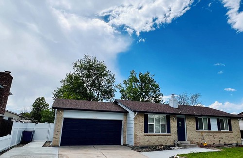 Heather Gardens Maison | 2BD Guest Suite in Basement – Spacious and Private Half of the Home