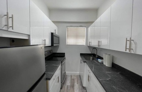 Ludlam Appartement | 2bed/1 bath apt w/ parking great location!