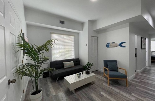 Ludlam Appartement | 2bed/1 bath apt w/ parking great location!