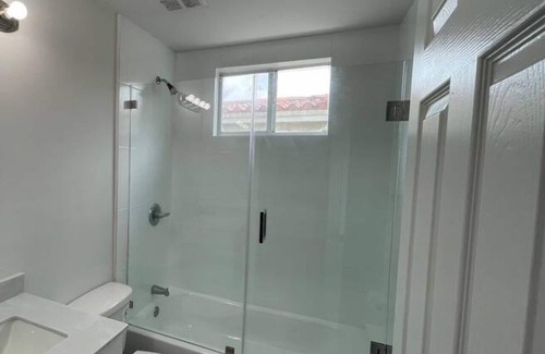 Ludlam Appartement | 2bed/1 bath apt w/ parking great location!