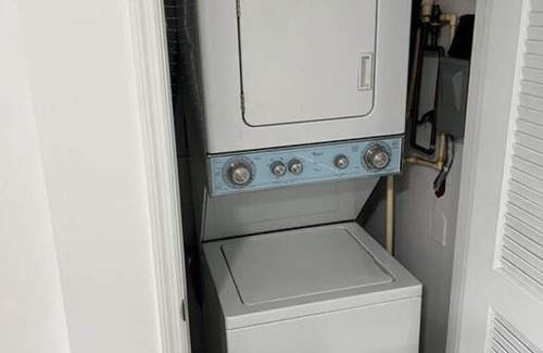 Ludlam Appartement | 2bed/1 bath apt w/ parking great location!