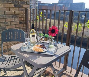Salford Appartement | 2Bed 2Bath Private Balcony, Relaxing Waterfront View Apt, Parking FREE WiFi 10mins Media City, Salford Quays, Old Trafford, City Centre