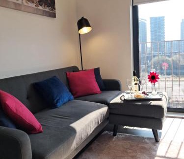 Salford Appartement | 2Bed 2Bath Private Balcony, Relaxing Waterfront View Apt, Parking FREE WiFi 10mins Media City, Salford Quays, Old Trafford, City Centre
