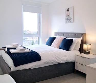 Salford Appartement | 2Bed 2Bath Private Balcony, Relaxing Waterfront View Apt, Parking FREE WiFi 10mins Media City, Salford Quays, Old Trafford, City Centre