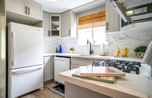 Topham Park Maison | 2Bedroom+1Bathroom+I Parking East-York bungalow