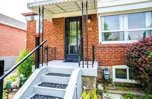 Topham Park Maison | 2Bedroom+1Bathroom+I Parking East-York bungalow