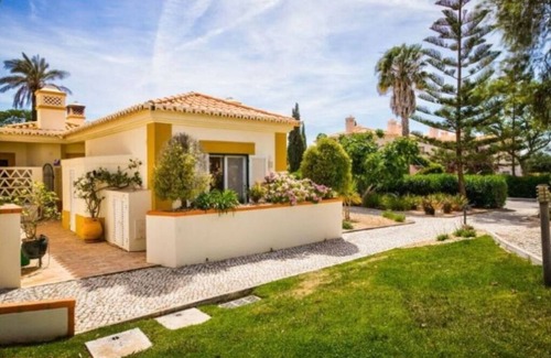 Estombar Maison | Appartement de luxe sur terrain de golf - Climatisation - Wifi - Piscine chauffée - Terrasse - Jardin
