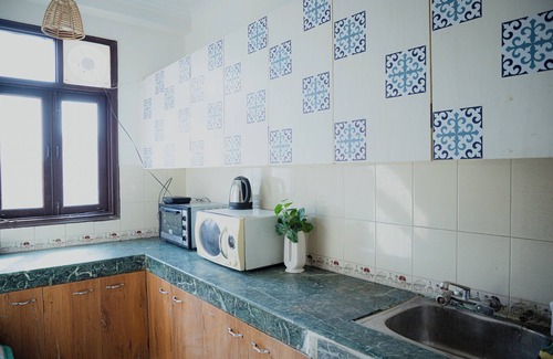 Hauz Khas Village Appartement | 2BHK Jewel by Hauz Khas Fort