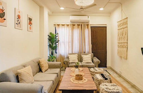 Hauz Khas Village Appartement | 2BHK Jewel by Hauz Khas Fort