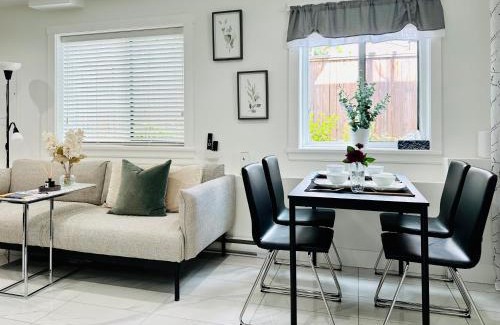Vancouver South Maison | 2BR 1.5BA Full Kitchen Private Guest House - Free Parking - Central Location