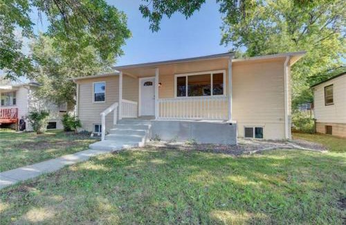Barnum West Maison | 2br 1 bath Upstairs AC WD Barnum West Near Belmar