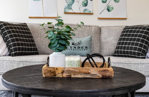 Lynden Maison | 2 BR/1BA home W/ Central AC- 2 blocks from town!