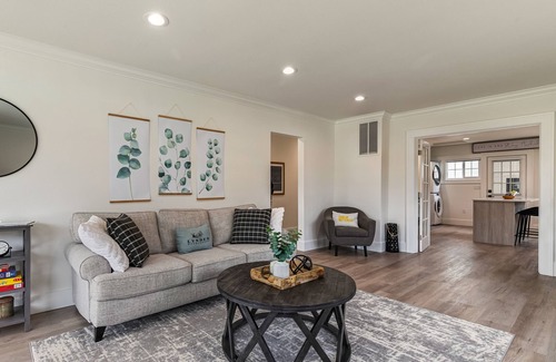 Lynden Maison | 2 BR/1BA home W/ Central AC- 2 blocks from town!
