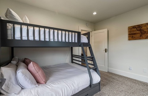 Lynden Maison | 2 BR/1BA home W/ Central AC- 2 blocks from town!