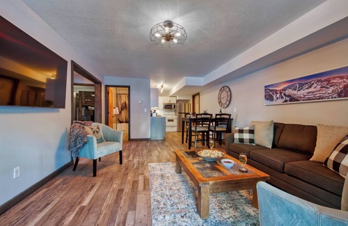 Fairways Chalet De Ski | 2BR/1BA Suite: Ski In / Hot Tub / Amazing Views!