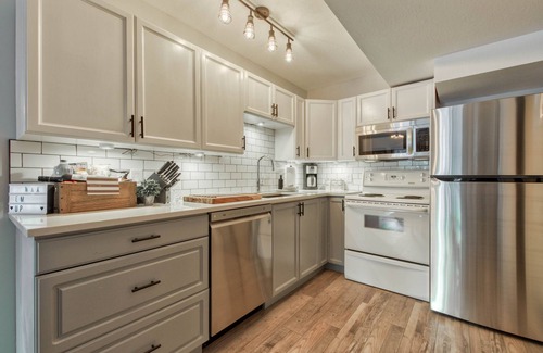 Fairways Chalet De Ski | 2BR/1BA Suite: Ski In / Hot Tub / Amazing Views!