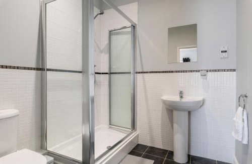 Crawley Appartement | 2BR 2BA Apartment - Emperor Beds - Free Parking - Near LGW Airport