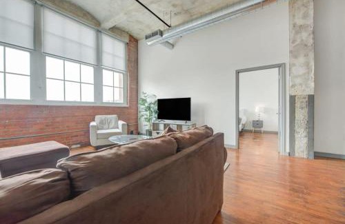 Crossroads Arts District Appartement | 2BR 2BA Spacious Historic Loft With Gym by ENVITAE