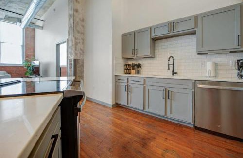 Crossroads Arts District Appartement | 2BR 2BA Spacious Historic Loft With Gym by ENVITAE