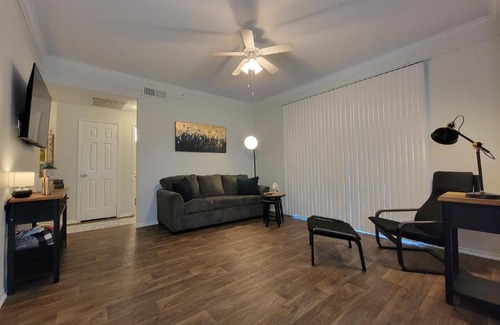 West Arlington Appartement | 2BR 2BA w attached garage minutes FROM OUTLET SHOPPING SIXFLAGS HURRICANE HARBOR TEXAS LIVE AT&T stadium!