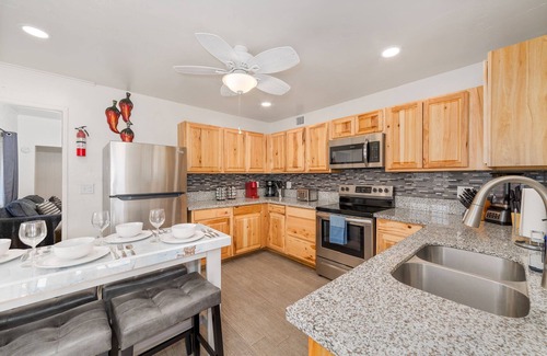 Tucson Maison | 2BR/2BA w/Jacuzzi & Putting Green Close to Airport