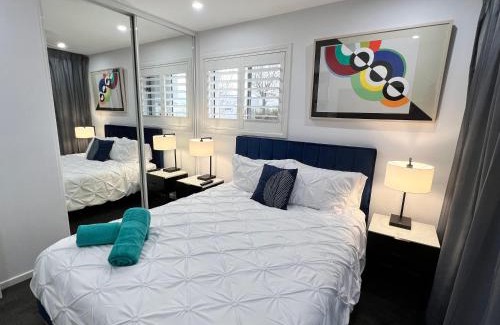 Gungahlin Appartement | 2BR Apt Gungahlin Square Luxe Super Central Wifi Wine Secure Parking