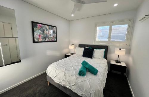 Gungahlin Appartement | 2BR Apt Gungahlin Square Luxe Super Central Wifi Wine Secure Parking