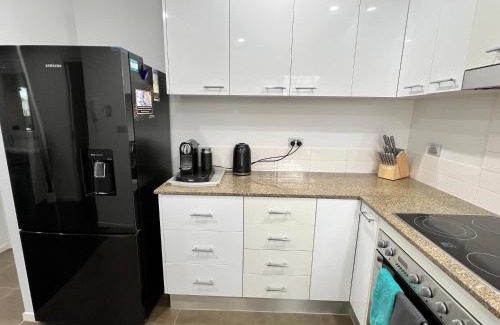 Gungahlin Appartement | 2BR Apt Gungahlin Square Luxe Super Central Wifi Wine Secure Parking