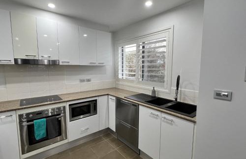Gungahlin Appartement | 2BR Apt Gungahlin Square Luxe Super Central Wifi Wine Secure Parking