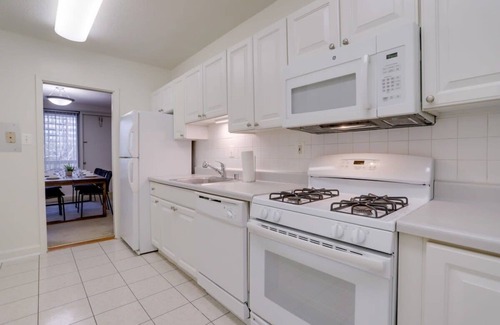Aurora Highlands Appartement | Spacious 2BR Apartment at Crystal City