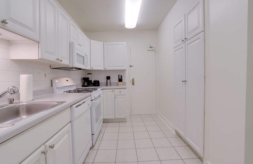 Aurora Highlands Appartement | Spacious 2BR Apartment at Crystal City