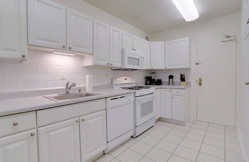Aurora Highlands Appartement | Spacious 2BR Apartment at Crystal City