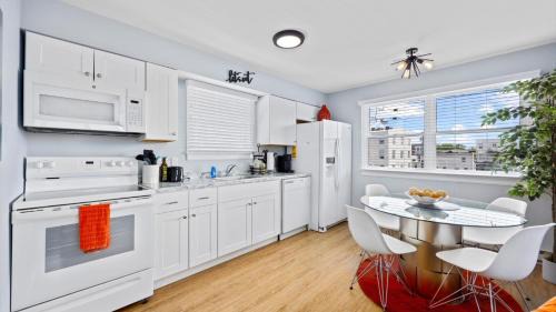 North End Maison | 2BR Beach Escape - Walk to Boardwalk - Parking