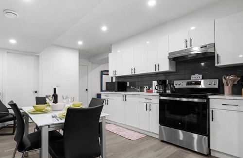 Southwest Edmonton Copropriété | 2BR Bsmt Suite Retreat near Airport & Trails | AC!