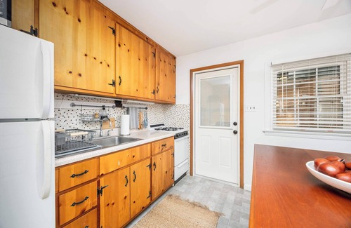 Caine Woods Maison | 2BR Bungalow -patio space-dog friendly- sleeps 4