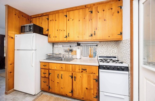 Caine Woods Maison | 2BR Bungalow -patio space-dog friendly- sleeps 4