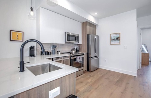 Southeast Hôtel | 2 Bedroom Cap Hill Suite w/ Balcony - 3 min walk to Metro!