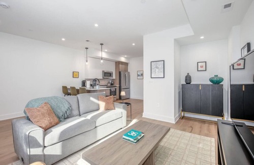 Southeast Hôtel | 2 Bedroom Cap Hill Suite w/ Balcony - 3 min walk to Metro!