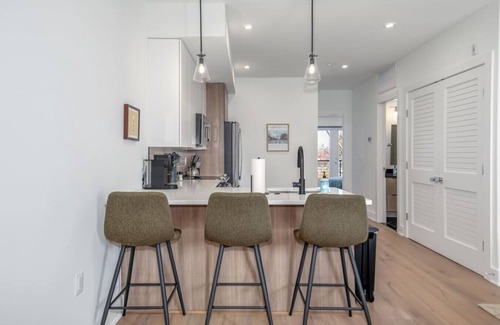 Southeast Hôtel | 2 Bedroom Cap Hill Suite w/ Balcony - 3 min walk to Metro!