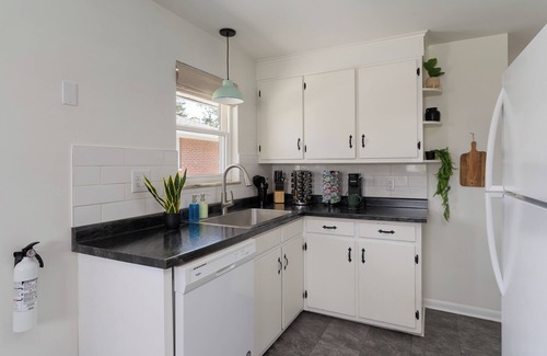 Sharon Heights Maison | NEW listing: 2BR Central Home, Dogs ok, Fire Pit, Family items, Easy parking