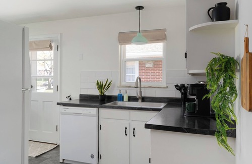 Sharon Heights Maison | NEW listing: 2BR Central Home, Dogs ok, Fire Pit, Family items, Easy parking