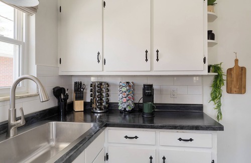 Sharon Heights Maison | NEW listing: 2BR Central Home, Dogs ok, Fire Pit, Family items, Easy parking