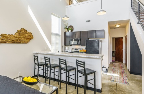 Lexington Maison | 2BR Central Loft w/ Garage, near NCR & Downtown