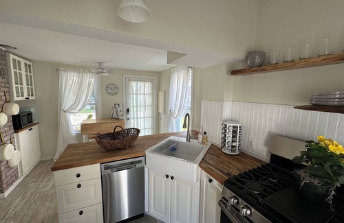 Milford Maison | 2BR Coastal Retreat close to Yale and walk to NY Train!