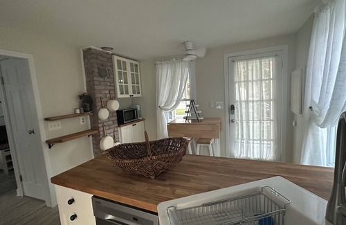 Milford Maison | 2BR Coastal Retreat close to Yale and walk to NY Train!