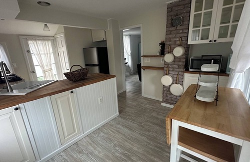 Milford Maison | 2BR Coastal Retreat close to Yale and walk to NY Train!